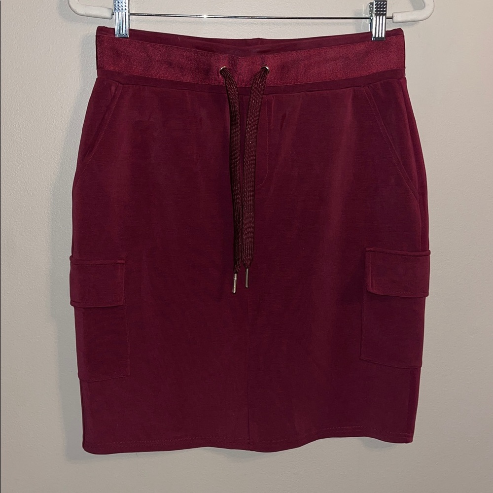 ESQUALO burgandy cargo skirt size small new